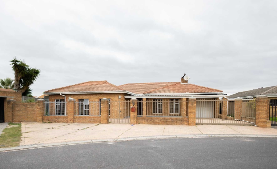 To Let 3 Bedroom Property for Rent in Protea Heights Western Cape